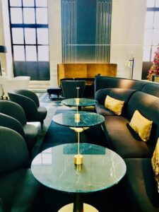 Pose de plateau en verre table marbre pour l'Hôtel Dieu