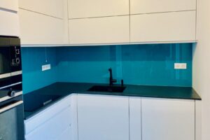 Fourniture et pose de crédence en verre laqué brillant à Lyon 4