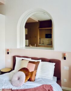 Miroir cintré au dessus d'une tête de lit
