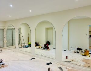Fourniture et pose de miroirs cintrés pour un centre de bien-être à Oullins.