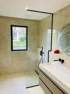 Fourniture et pose d’un pare-douche fixe à Charbonnières-les-Bains