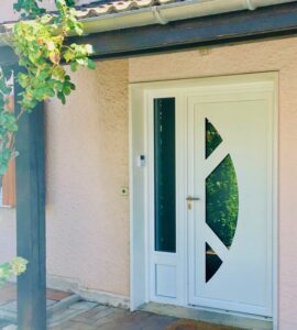 Remplacement d’une porte d’entrée en PVC à Rillieux Village