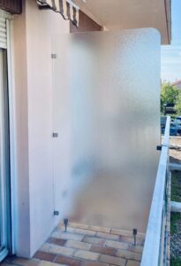 Remplacement d’une séparation de balcon en verre imprimé à Lyon 9e